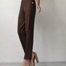 Pantalones cortados rectos de color solido con detalles de botones para mujeres