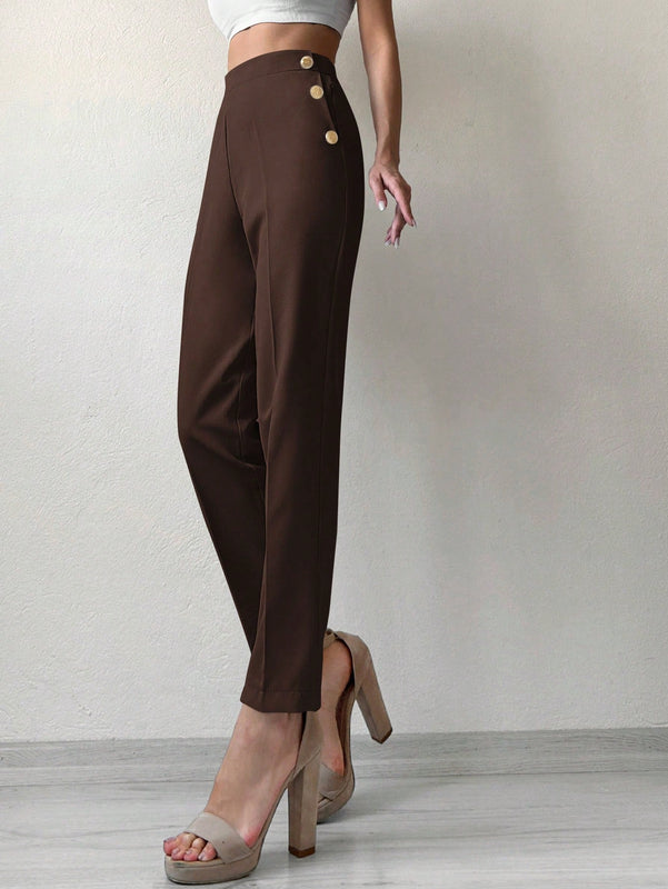 Pantalones cortados rectos de color solido con detalles de botones para mujeres