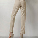 Pantalones cortados rectos de color solido con detalles de botones para mujeres