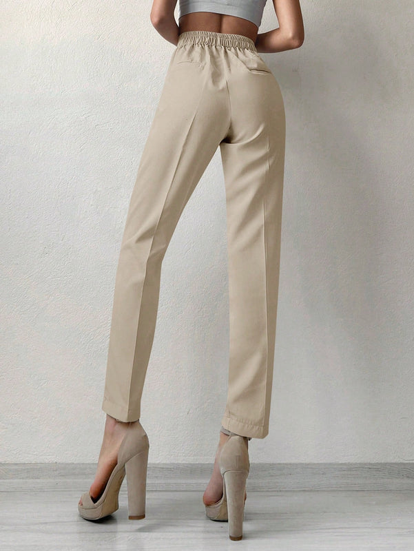 Pantalones cortados rectos de color solido con detalles de botones para mujeres