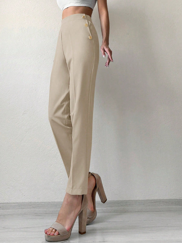 Pantalones cortados rectos de color solido con detalles de botones para mujeres