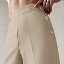 Pantalones cortados rectos de color solido con detalles de botones para mujeres