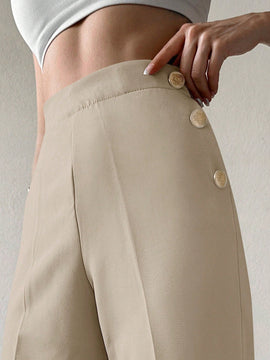 Pantalones cortados rectos de color solido con detalles de botones para mujeres
