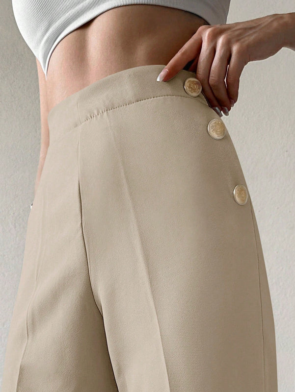 Pantalones cortados rectos de color solido con detalles de botones para mujeres