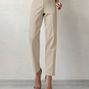 Pantalones cortados rectos de color solido con detalles de botones para mujeres
