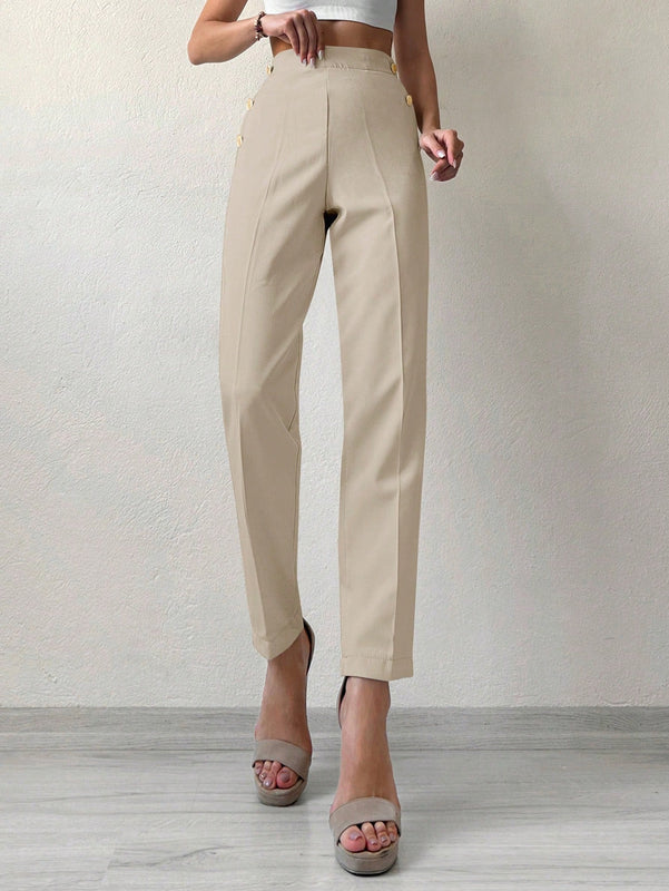 Pantalones cortados rectos de color solido con detalles de botones para mujeres