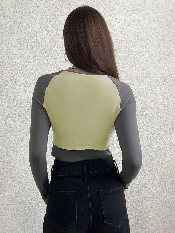 Camiseta De Letras Impresas En Contraste De 2 En 1 Con Empalme Y Dobladillo