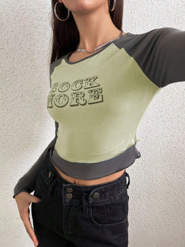 Camiseta De Letras Impresas En Contraste De 2 En 1 Con Empalme Y Dobladillo