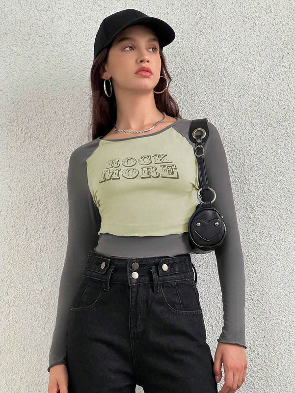 Camiseta De Letras Impresas En Contraste De 2 En 1 Con Empalme Y Dobladillo