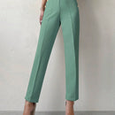 Pantalones cortados rectos de color solido con detalles de botones para mujeres