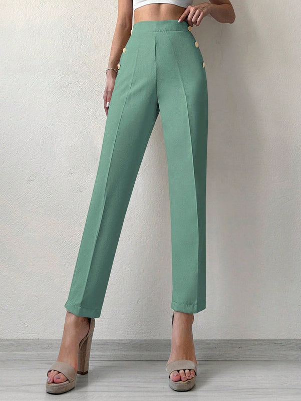 Pantalones cortados rectos de color solido con detalles de botones para mujeres