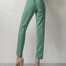 Pantalones cortados rectos de color solido con detalles de botones para mujeres