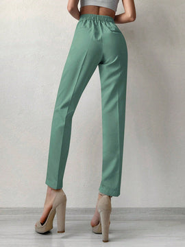 Pantalones cortados rectos de color solido con detalles de botones para mujeres