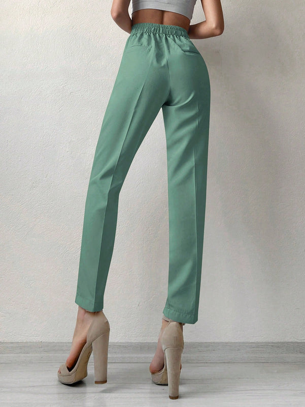 Pantalones cortados rectos de color solido con detalles de botones para mujeres