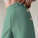 Pantalones cortados rectos de color solido con detalles de botones para mujeres