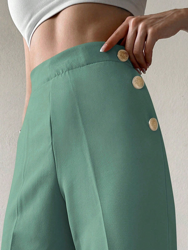 Pantalones cortados rectos de color solido con detalles de botones para mujeres
