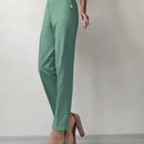 Pantalones cortados rectos de color solido con detalles de botones para mujeres