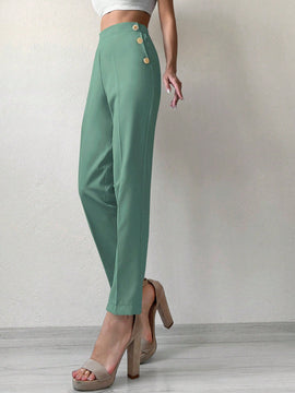 Pantalones cortados rectos de color solido con detalles de botones para mujeres