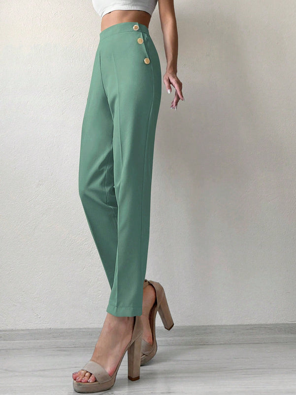 Pantalones cortados rectos de color solido con detalles de botones para mujeres