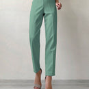 Pantalones cortados rectos de color solido con detalles de botones para mujeres