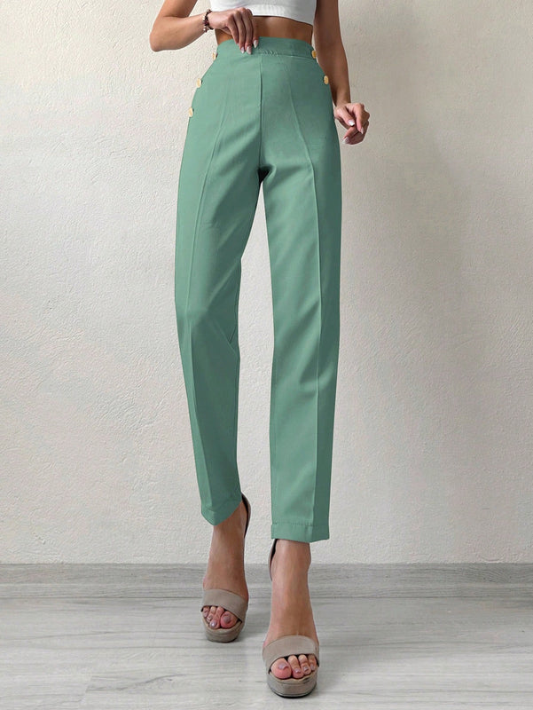 Pantalones cortados rectos de color solido con detalles de botones para mujeres