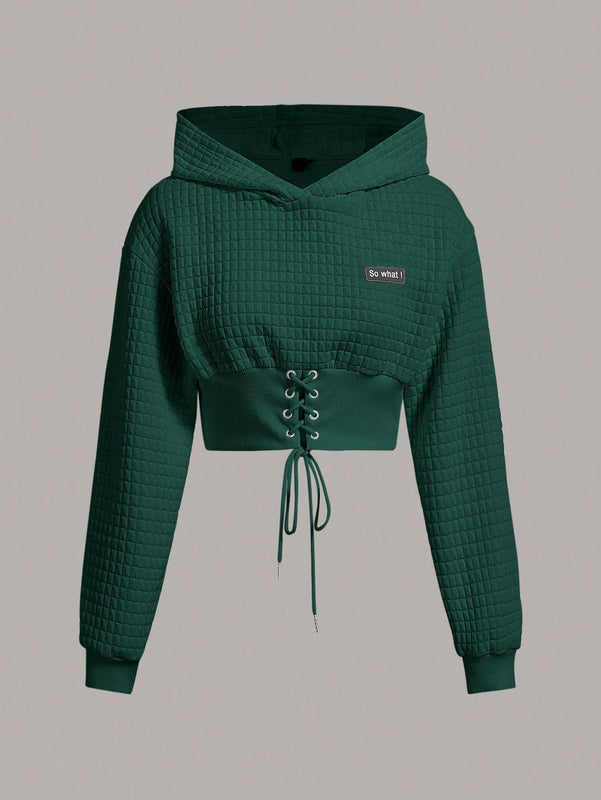 Ezwear capucha crop con slogan con parche con cordon delantero de hombros caidos