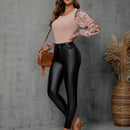 Pantalones ajustados con costura frontal en unicolor