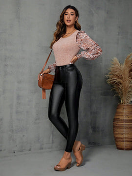 Pantalones ajustados con costura frontal en unicolor