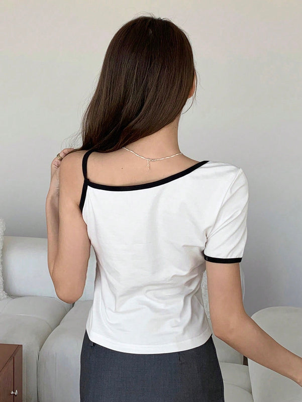 Camiseta De Mujer Con Hombro Irregular Y Borde Colisionado