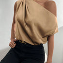 Blusa unicolor de cuello asimetrico fruncido de saten