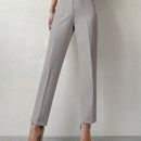 Pantalones cortados rectos de color solido con detalles de botones para mujeres