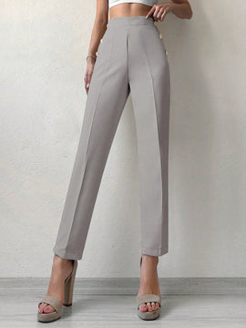 Pantalones cortados rectos de color solido con detalles de botones para mujeres