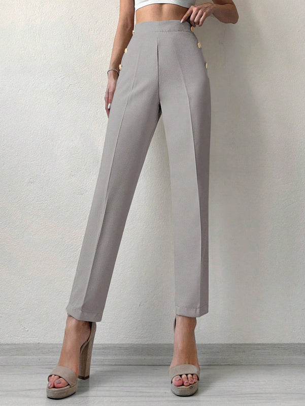 Pantalones cortados rectos de color solido con detalles de botones para mujeres