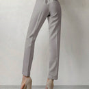 Pantalones cortados rectos de color solido con detalles de botones para mujeres