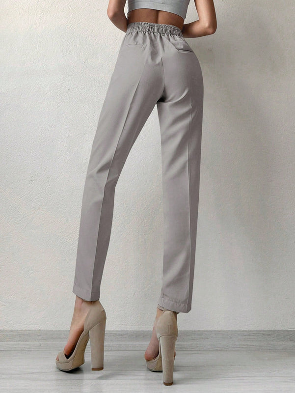 Pantalones cortados rectos de color solido con detalles de botones para mujeres