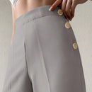 Pantalones cortados rectos de color solido con detalles de botones para mujeres
