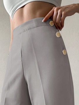 Pantalones cortados rectos de color solido con detalles de botones para mujeres
