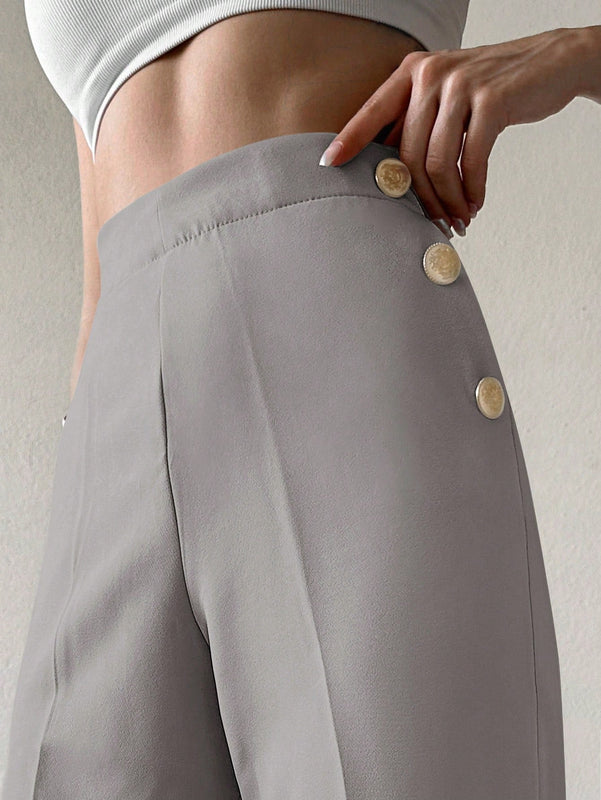 Pantalones cortados rectos de color solido con detalles de botones para mujeres