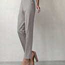 Pantalones cortados rectos de color solido con detalles de botones para mujeres