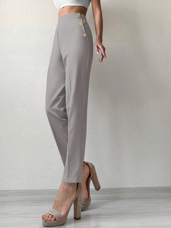 Pantalones cortados rectos de color solido con detalles de botones para mujeres