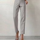 Pantalones cortados rectos de color solido con detalles de botones para mujeres
