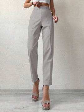 Pantalones cortados rectos de color solido con detalles de botones para mujeres