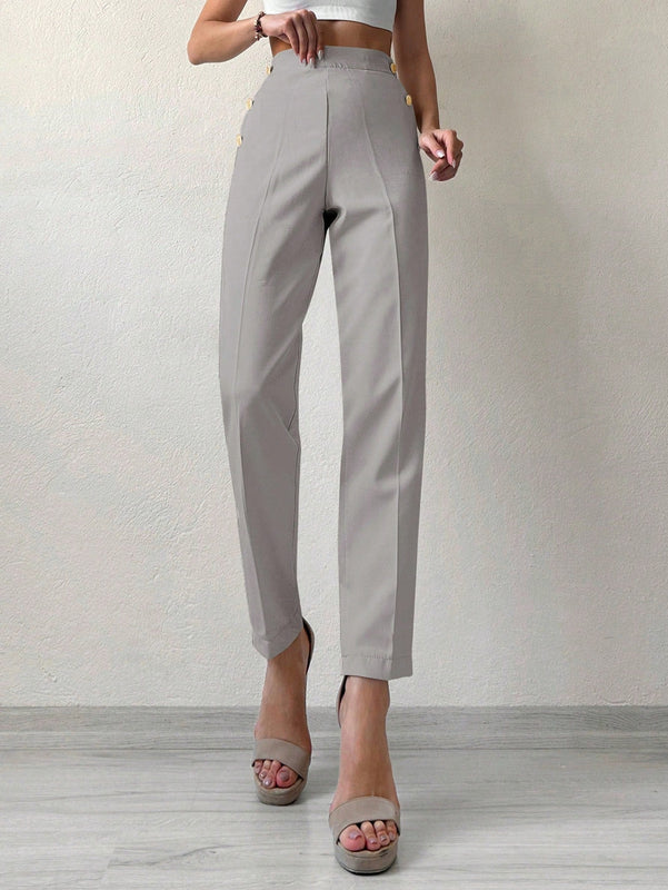 Pantalones cortados rectos de color solido con detalles de botones para mujeres