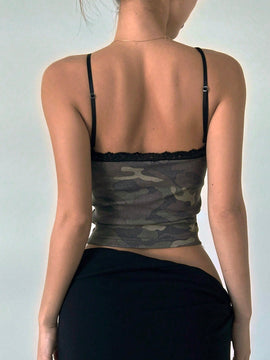 DAZY Camiseta Sin Mangas Slim Fit Con Patron De Camuflaje Y Ribete De Encaje
