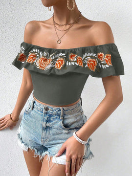 Prive Blusa Ajustada Con Hombros Descubiertos Bordada Con Flores Y Ribete De Volantes