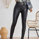 Essnce Pantalon de moda ajustado con botones solido en detalle de color, ideal para la calle