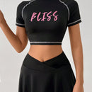 Camiseta Corta Con Impresion De Letras Y Ribete De Contraste