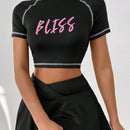 Camiseta Corta Con Impresion De Letras Y Ribete De Contraste