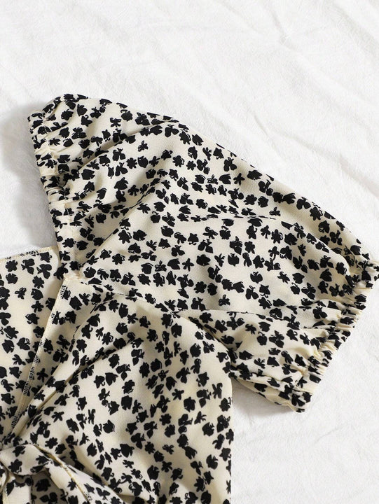 Essnce Top corto floral con cordon delantero de manga farol