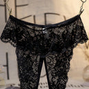 Una pieza de sexy encaje de lenceria con entrepierna abierta y forma triangular adecuada para usar en fiestas en casa.